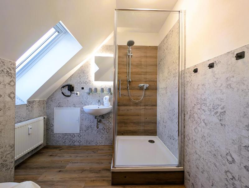 BohnApartments Schiller 7- Penthouse- WLAN- Parking- citynah - image 35