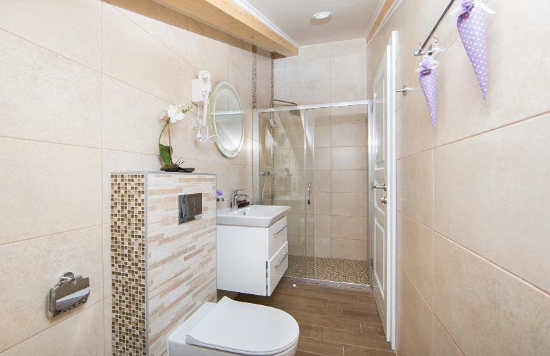 Standard Double Room image 4