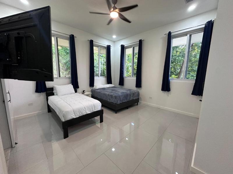 Beautiful 4BR home with Infinity Pool jacuzzi & firepit - image 12