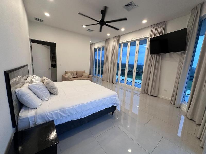 Beautiful 4BR home with Infinity Pool jacuzzi & firepit - image 6