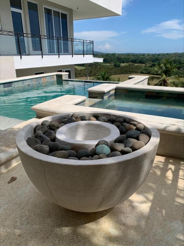 Beautiful 4BR home with Infinity Pool jacuzzi & firepit - image 11