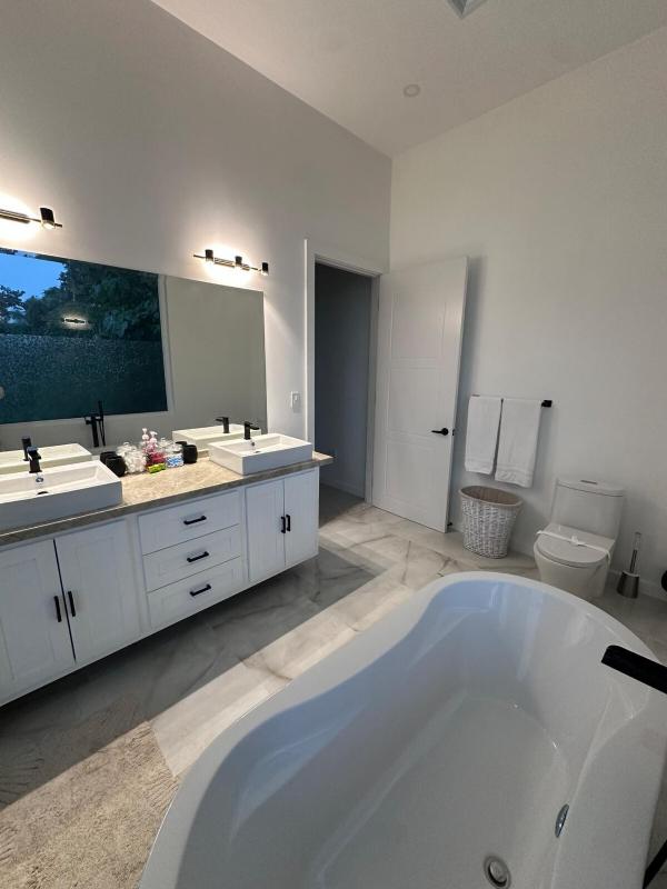 Beautiful 4BR home with Infinity Pool jacuzzi & firepit - image 8