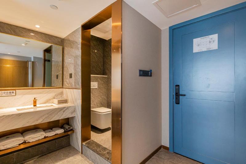 Blue Coast Hotel - image 11