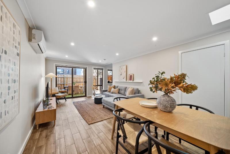 Stylish Townhouse with Private Courtyard - image 1