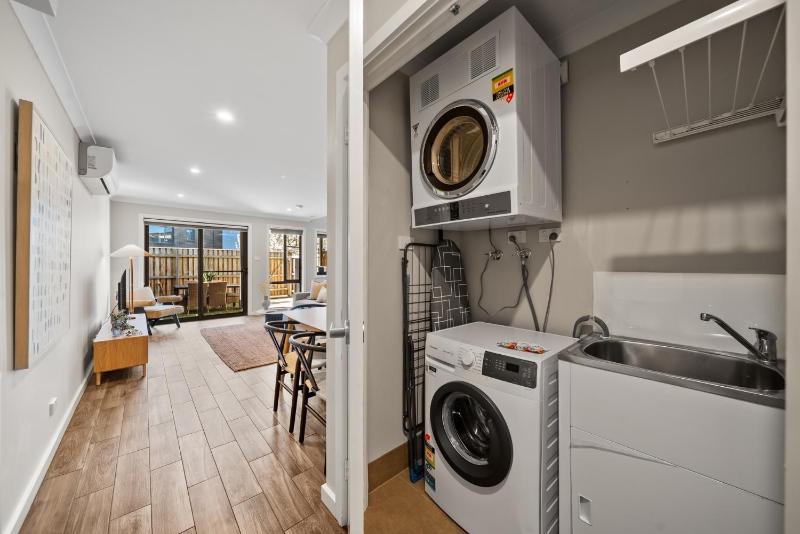 Stylish Townhouse with Private Courtyard - image 3