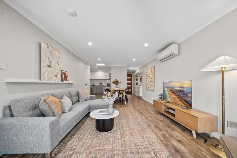 Stylish Townhouse with Private Courtyard - image 11