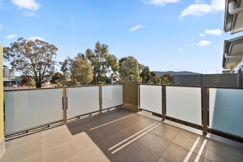 Stylish Townhouse with Private Courtyard - image 2