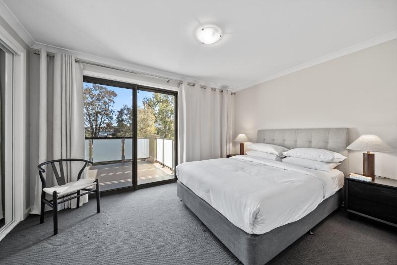Stylish Townhouse with Private Courtyard - image 10