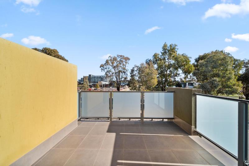 Stylish Townhouse with Private Courtyard - image 16