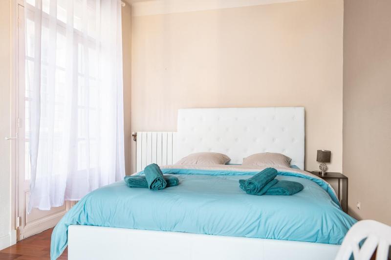 Bright and spacious family nest in Perpignan - image 6