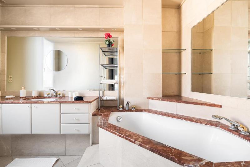 Bright and spacious family nest in Perpignan - image 18