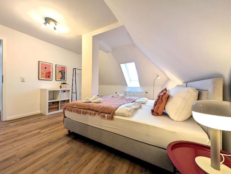BohnApartments Schiller 7- Penthouse- WLAN- Parking- citynah - image 42