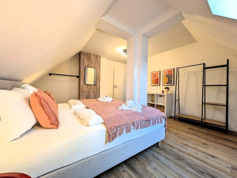 BohnApartments Schiller 7- Penthouse- WLAN- Parking- citynah - image 46