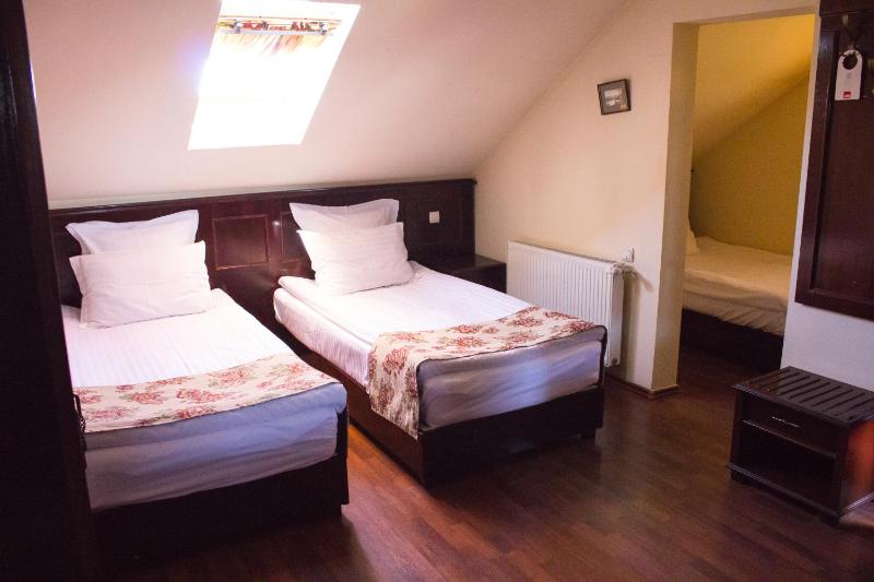 Triple Room with Private Bathroom image 4