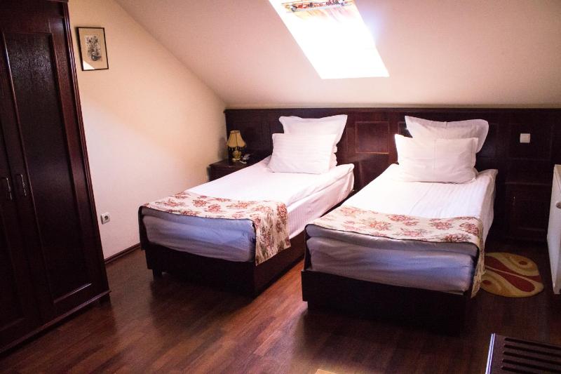 Triple Room with Private Bathroom image 2