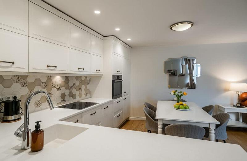 Domillion 3bdr Huge Town Hall Luxury Apt AC D3948 - image 8