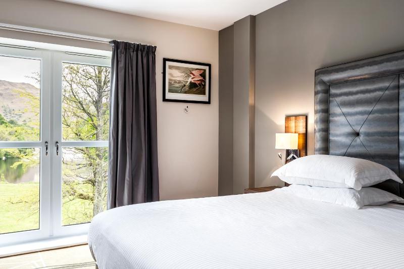 Double Room with Lake View image 4