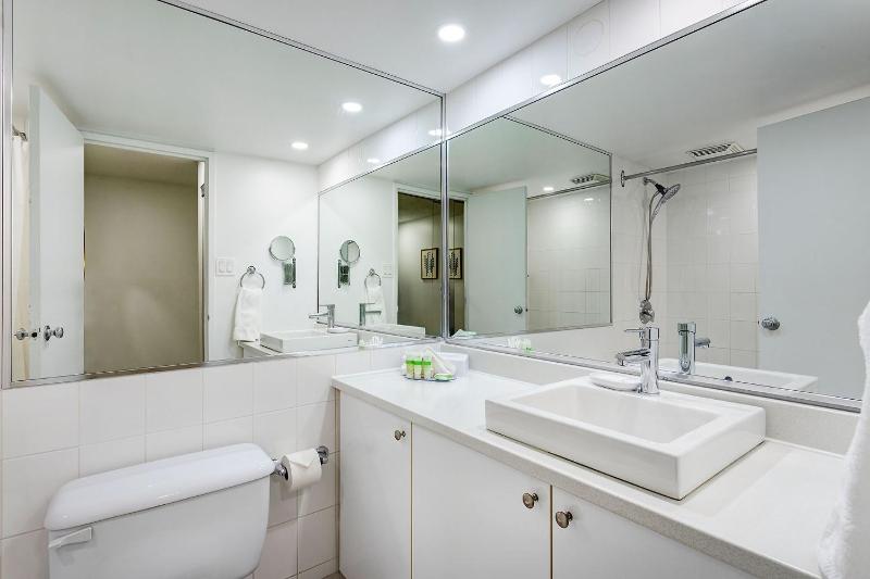 LaCité Apartments Modern Comfort Close to Downtown Montreal - image 9
