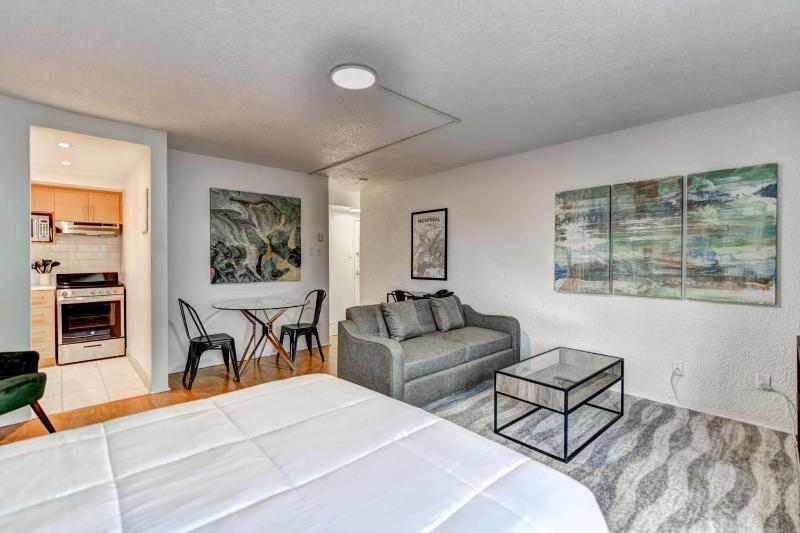 LaCité Apartments Modern Comfort Close to Downtown Montreal - image 5