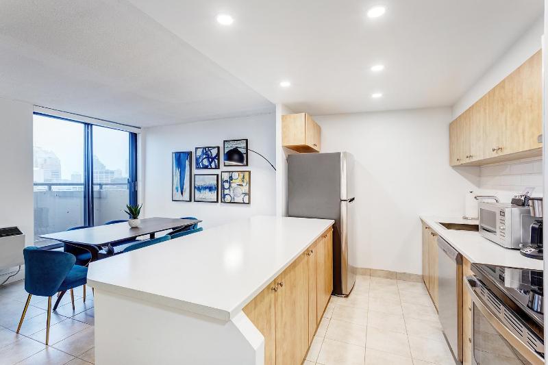 LaCité Apartments Modern Comfort Close to Downtown Montreal - image 7