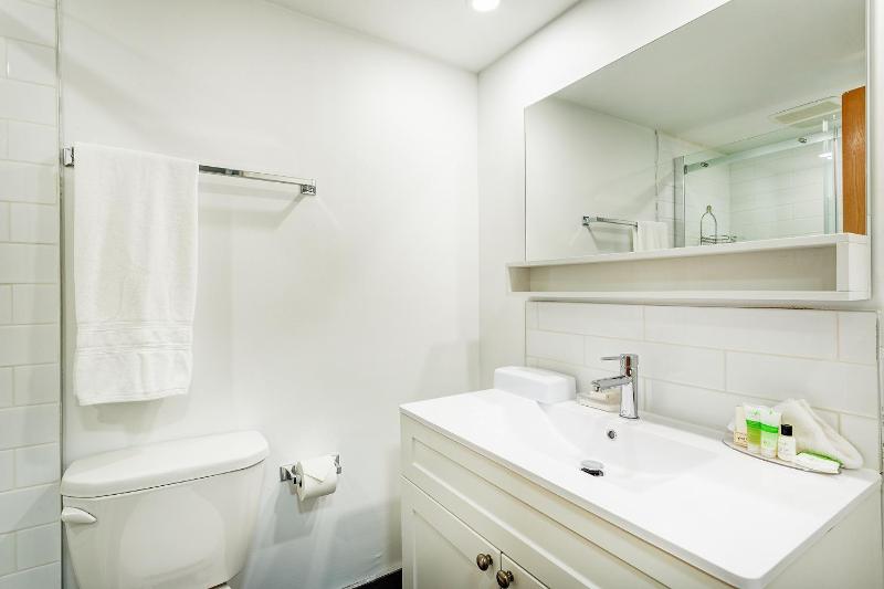 LaCité Apartments Modern Comfort Close to Downtown Montreal - image 12