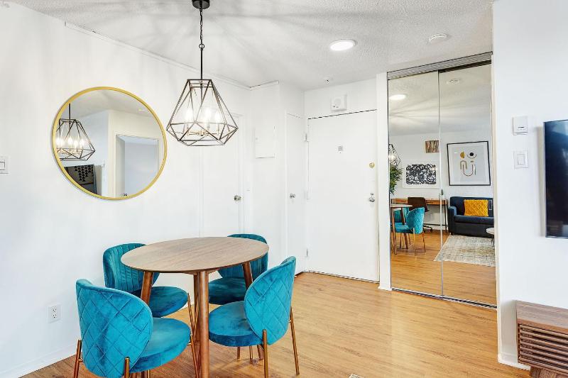 LaCité Cozy Apartment Close to Central Montreal - image 3