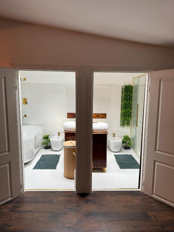 Old Town Penthouse 16 guests - image 10