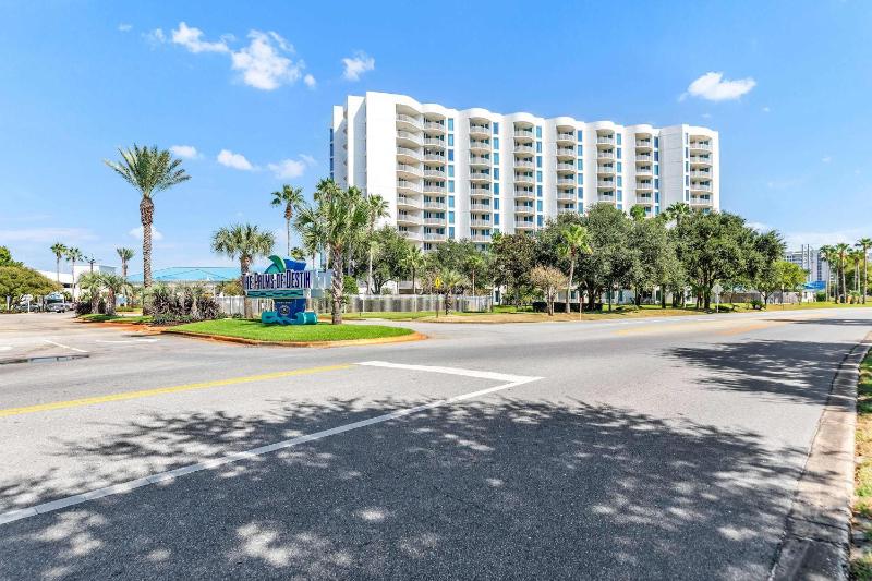 Coastal Haven Pools Restaurant & Beach Shuttle - image 28