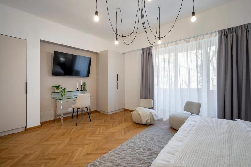 Epic 4BR Luxe Boulevard Apartment Near Rosetti Square & Old Town - image 14