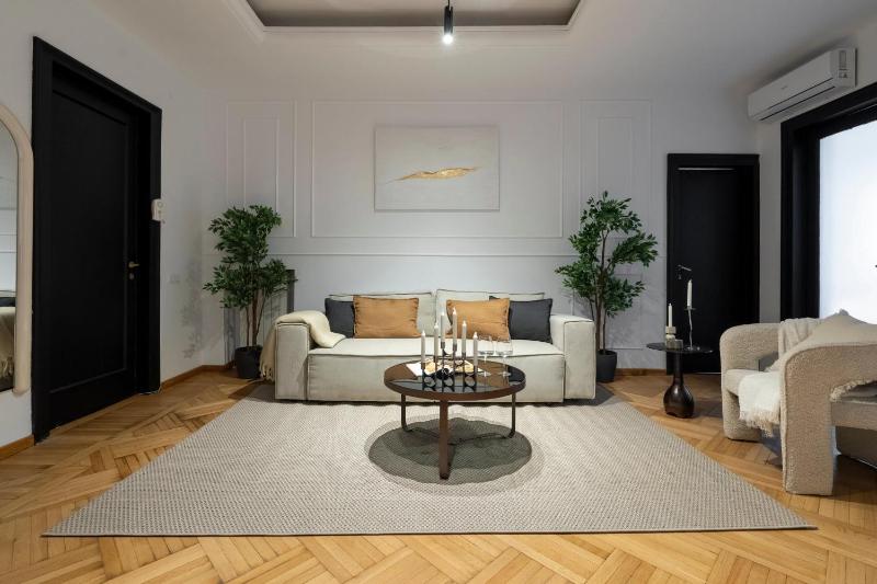 Epic 4BR Luxe Boulevard Apartment Near Rosetti Square & Old Town - image 9