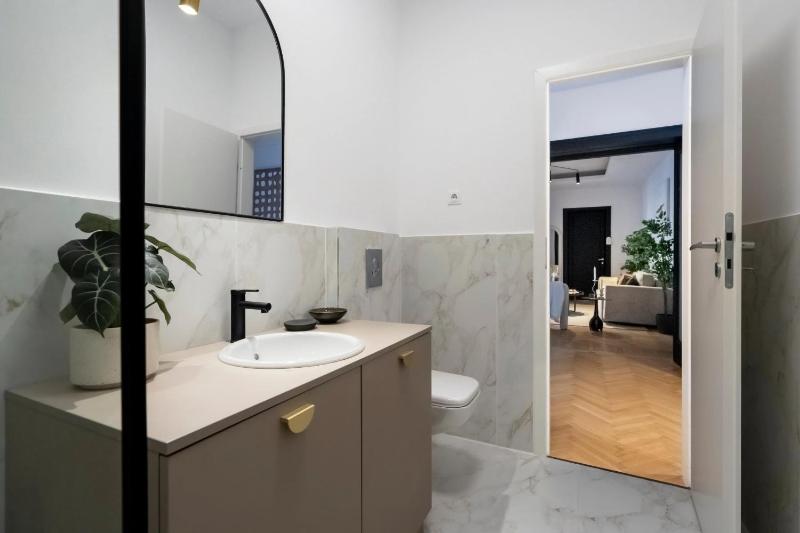 Epic 4BR Luxe Boulevard Apartment Near Rosetti Square & Old Town - image 3