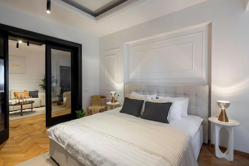 Epic 4BR Luxe Boulevard Apartment Near Rosetti Square & Old Town - image 16