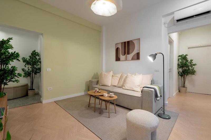 Sunny & Peaceful 3BR with Balcony Near National Theater & Cismigiu Park - image 2
