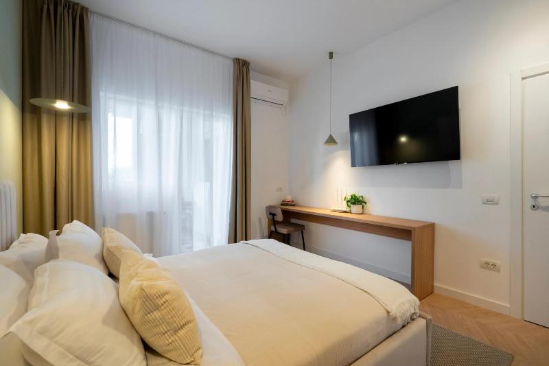 Sunny & Peaceful 3BR with Balcony Near National Theater & Cismigiu Park - image 13