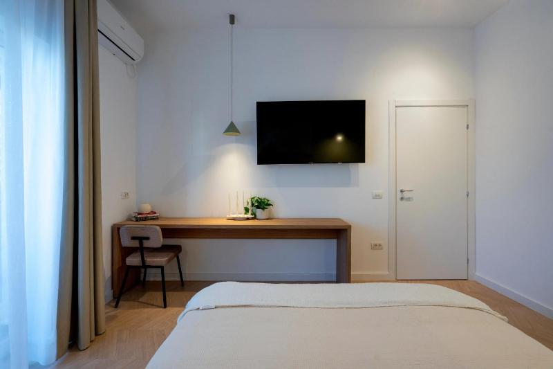 Sunny & Peaceful 3BR with Balcony Near National Theater & Cismigiu Park - image 9