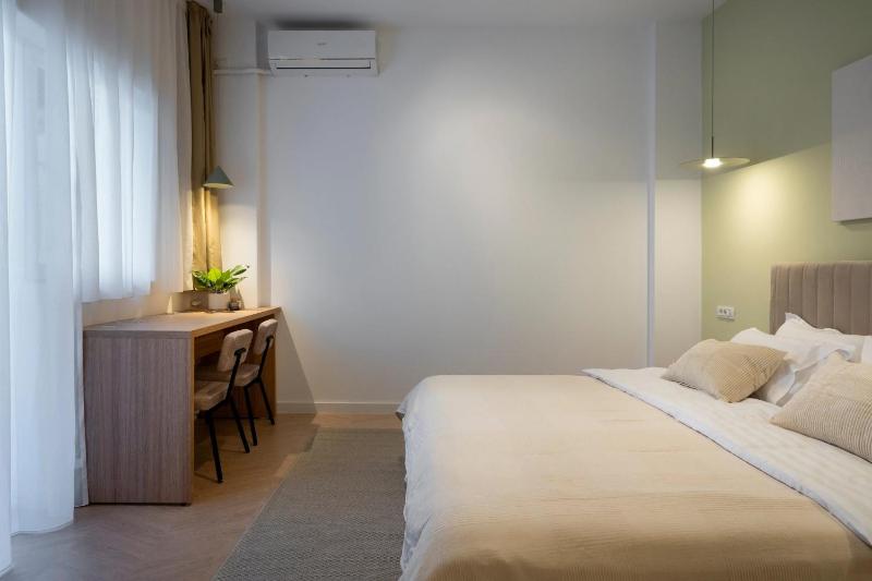 Sunny & Peaceful 3BR with Balcony Near National Theater & Cismigiu Park - image 8