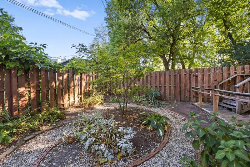 Tranquil Retreat amidst Clifton & Crescent Hill's Vibrant Energy - image 3