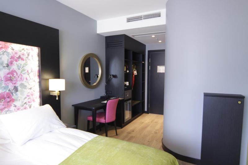 Standard Twin Room image 3