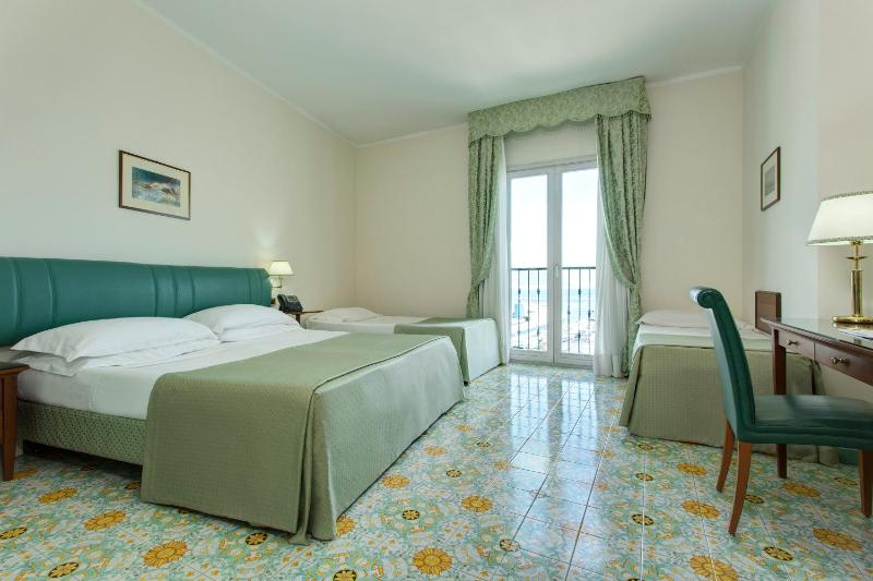 Quadruple Room with Partial Sea View image 1