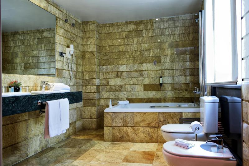 Deluxe Double Room image 3