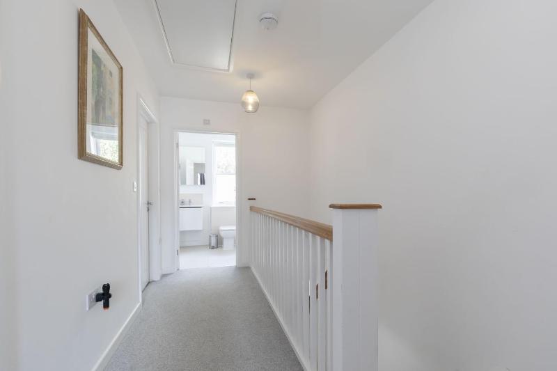 Stylish 2-Bed Home in Fairview with Free Parking - image 15
