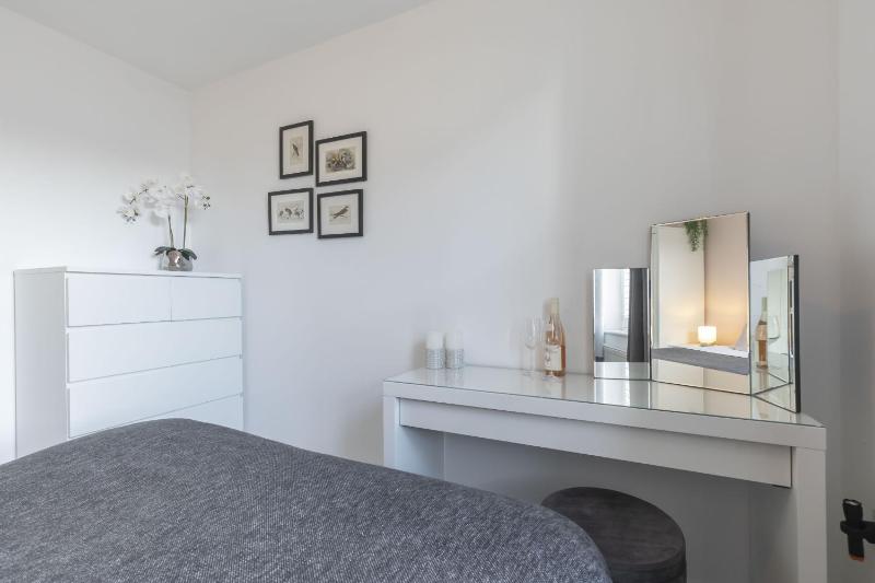 Stylish 2-Bed Home in Fairview with Free Parking - image 13