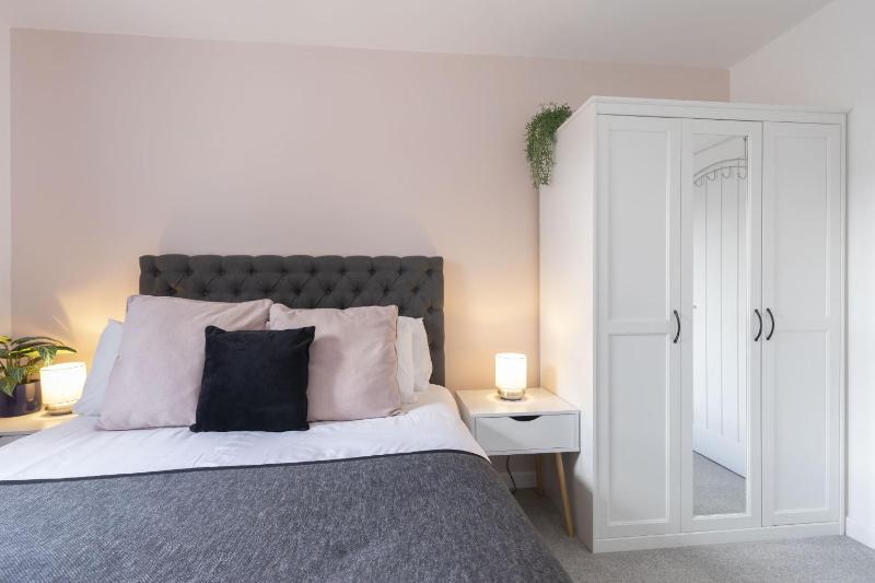 Stylish 2-Bed Home in Fairview with Free Parking - image 12