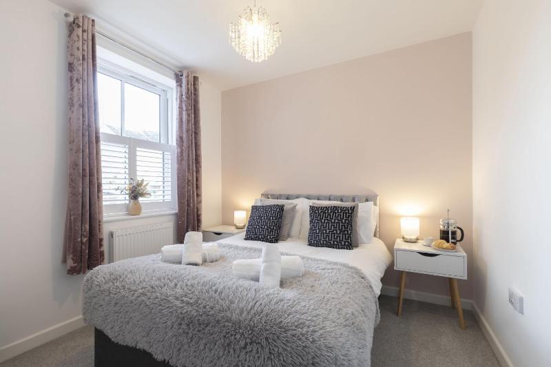 Stylish 2-Bed Home in Fairview with Free Parking - image 16