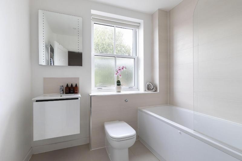 Stylish 2-Bed Home in Fairview with Free Parking - image 24