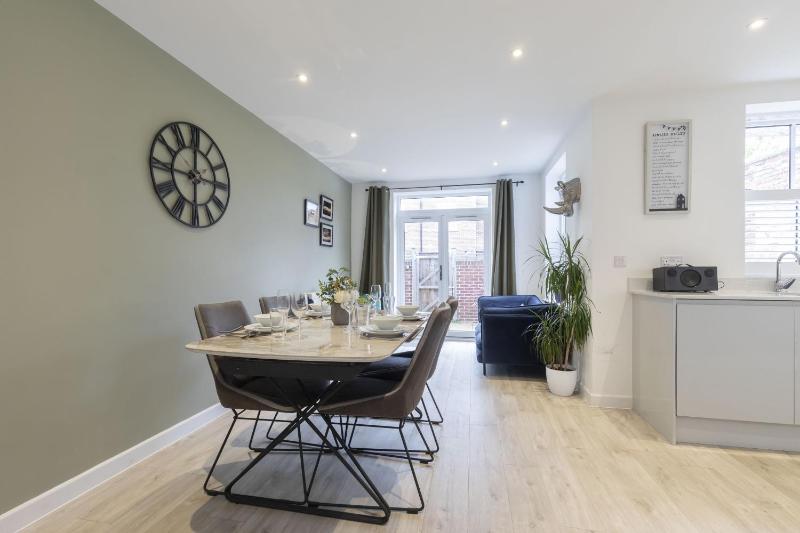 Stylish 2-Bed Home in Fairview with Free Parking - image 25
