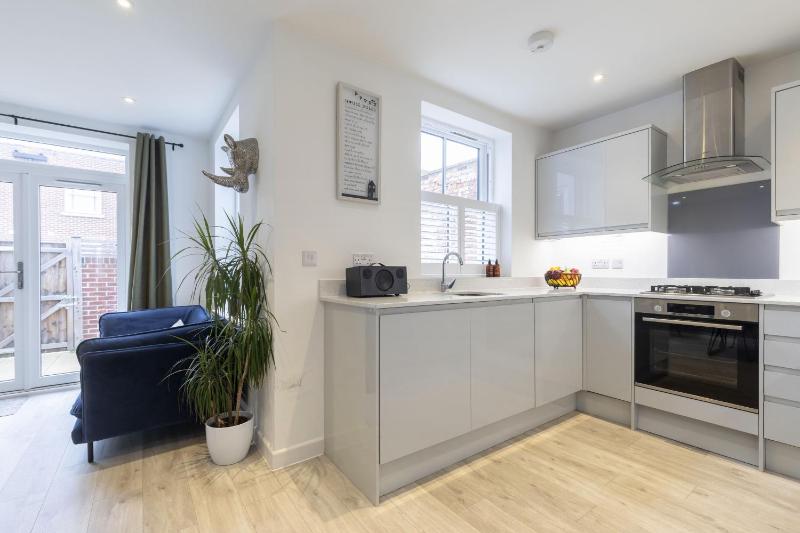 Stylish 2-Bed Home in Fairview with Free Parking - image 26