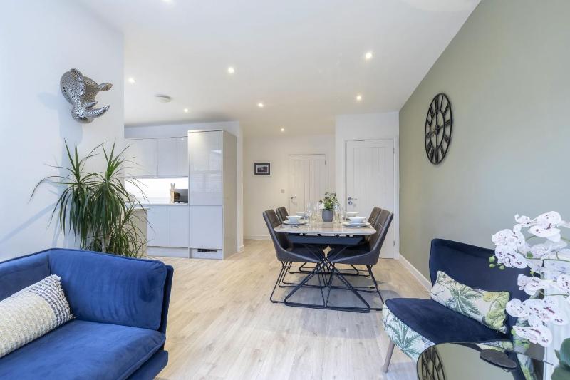 Stylish 2-Bed Home in Fairview with Free Parking - image 3