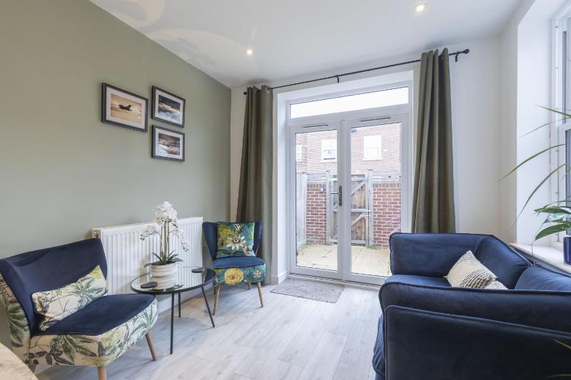 Stylish 2-Bed Home in Fairview with Free Parking - image 2