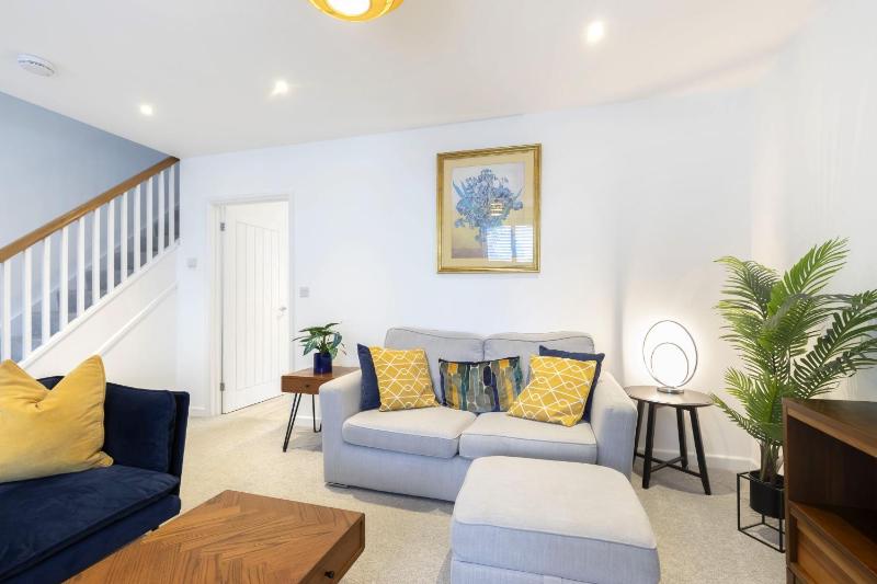 Stylish 2-Bed Home in Fairview with Free Parking - image 27